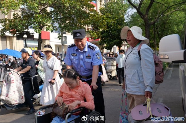 65岁奶奶拎电饭煲陪脑瘫孙女中考 温雅护考路