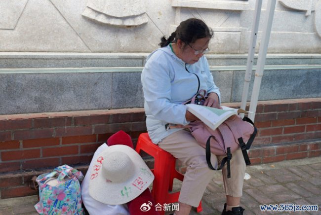 65岁奶奶拎电饭煲陪脑瘫孙女中考 温雅护考路